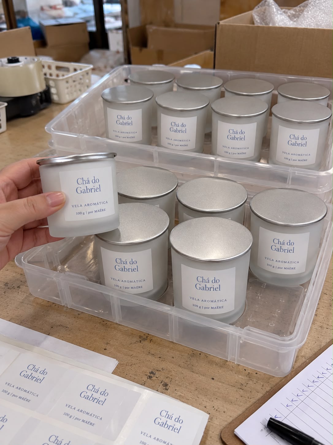 Velas aromáticas personalizadas Chá do Gabriel acondicionadas para envio.