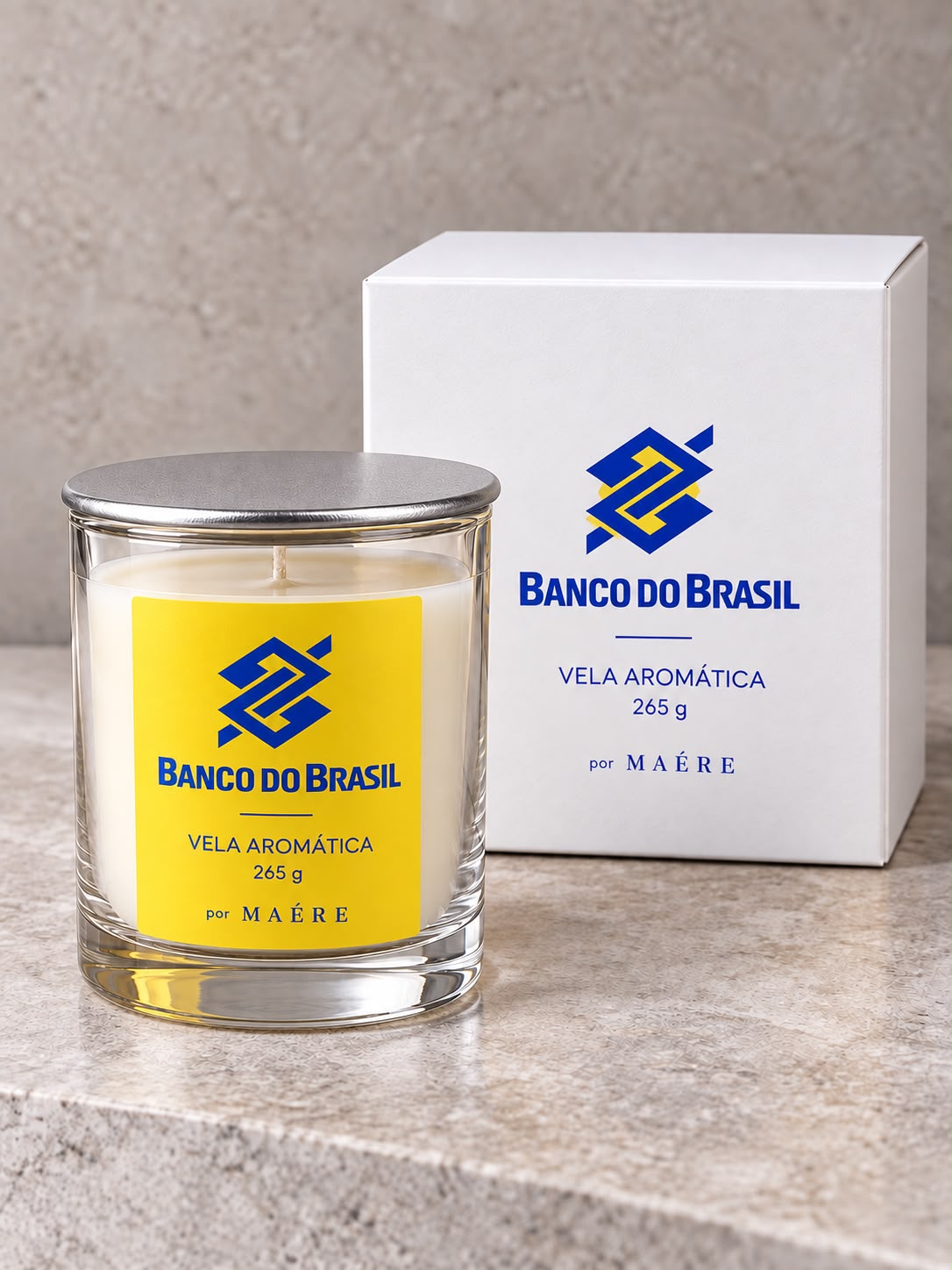 Vela aromática de 265 g personalizada com a identidade do Banco do Brasil, ao lado de sua embalagem.